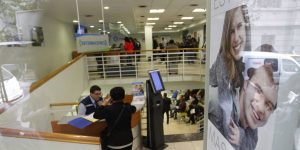 Ellos pagarán más: alza en isapres de hombres es una de las propuestas de la agenda de género del Gobierno