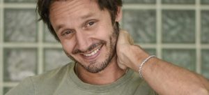 Polémica generó muestra de afecto de Vicuña hacia la hija de su pareja