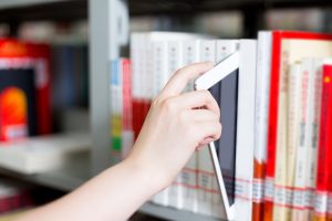 Libros para viajar: inauguran novedosa biblioteca digital en el Aeropuerto de Santiago