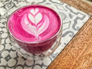 ¿Un café rosa? Descubre de qué se trata esta dulce tentación