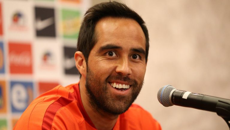 Claudio Bravo realiza una original y chistosa foto con un mensaje inspirador