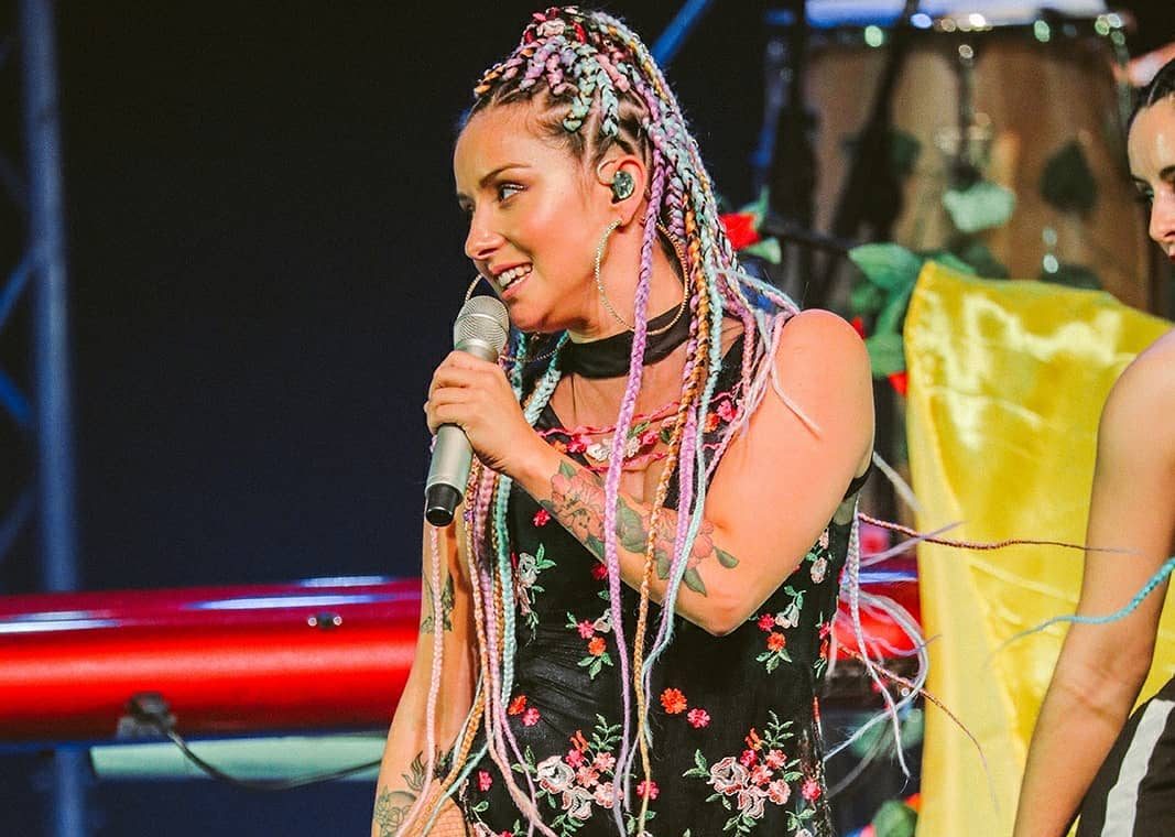 Denise Rosenthal y su pololo Camilo Zicavo cantan juntos de sorpresa en un show