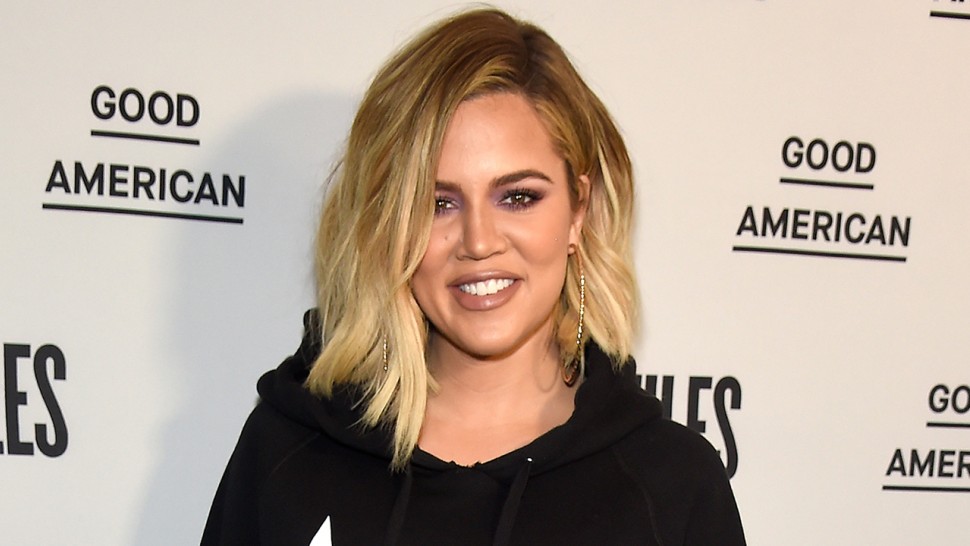 Khloé Kardashian presenta su abdomen a un mes de dar a luz