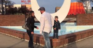 ¡Fail! Mientras hombre le pedía matrimonio a su pareja, el hijo de ambos orinaba en una pileta