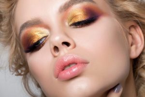 Maquillaje metálico: Los "sí" y los "no" del look de la temporada
