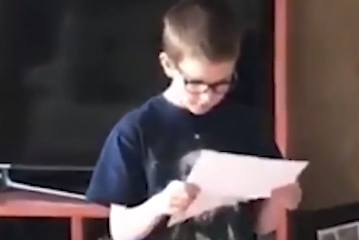 ¡El mejor regalo del mundo! Hijo se emociona tras recibir emotivo regalo sorpresa de su padre soldado