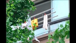 Video muestra cómo peatones salvan a niño que cayó del sexto piso