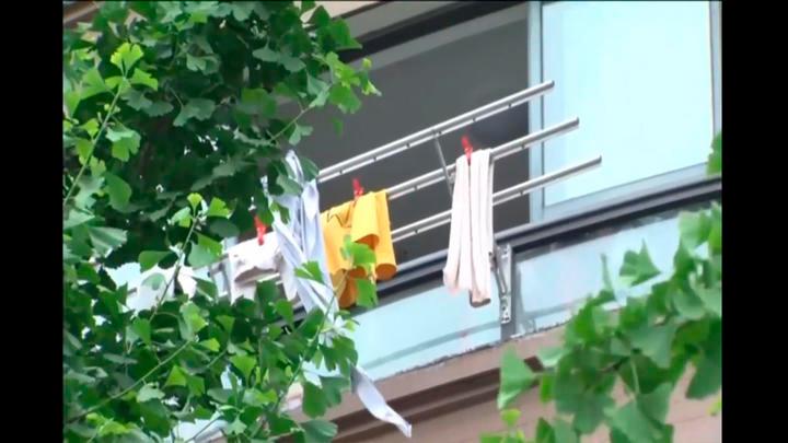 Video muestra cómo peatones salvan a niño que cayó del sexto piso