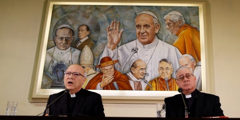 Obispos chilenos ponen sus cargos a disposición del Papa