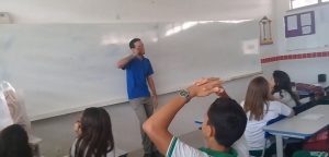 ¡Emocionante! Alumnos le realizan sorpresa a profesor que no había recibido su sueldo en dos meses