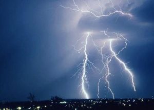Rayo en forma de árbol sorprende en tormenta eléctrica