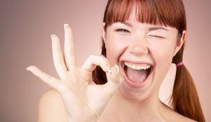 Uñas con forma de dientes son la última tendencia que impacta en la web