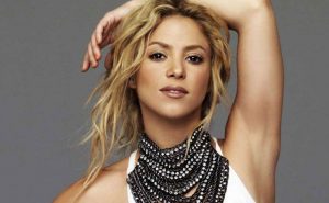 Hijo de Shakira baila tras el escenario en la gira de su madre