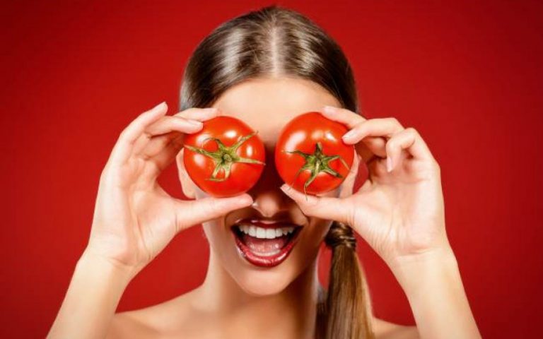 Combate la piel grasa con esta mascarilla de tomate y miel