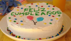 Niño cumpleañero buscó una creativa forma de evitar el tortazo