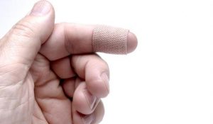 ¡No lo hagas más! Joven casi muere luego de comerse las uñas