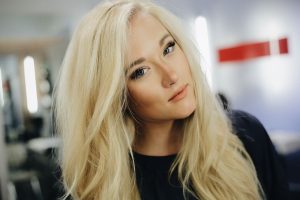 Vesta Lugg sorprende con nuevo look y es comparada con reconocida cantante pop