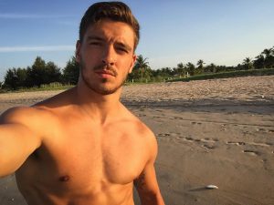 Álex Consejo es duramente criticado por "cosificar" a su novia en polémica foto