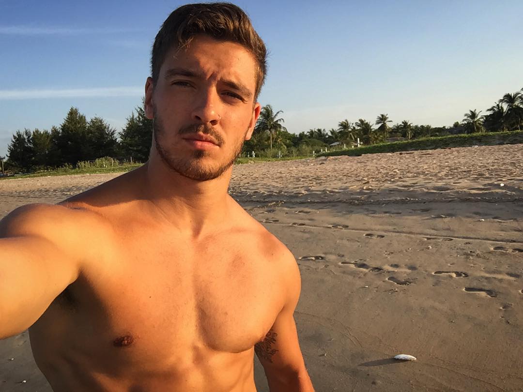 Álex Consejo es duramente criticado por "cosificar" a su novia en polémica foto