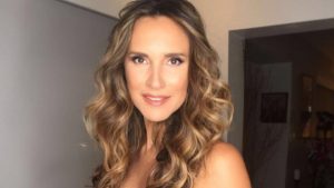 Angélica Castro explicó por qué pareciera que tiene implantes en foto del recuerdo