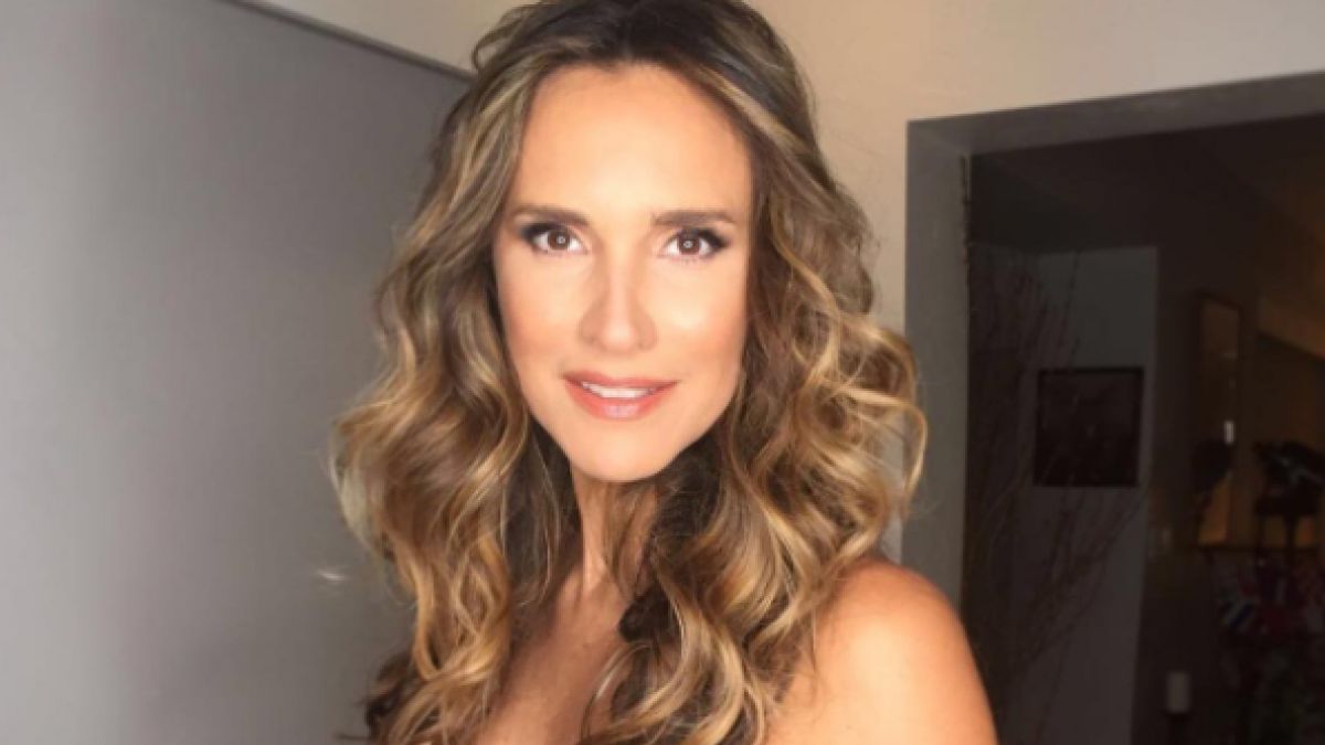 Angélica Castro explicó por qué pareciera que tiene implantes en foto del recuerdo