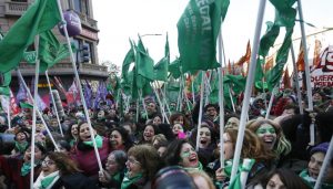 #AbortoSeráLey: Argentina aprueba despenalización del aborto en reñida votación
