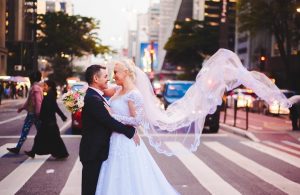 ¡Como recién casados! Conoce a la inusual pareja que viaja por el mundo vestidos de novios