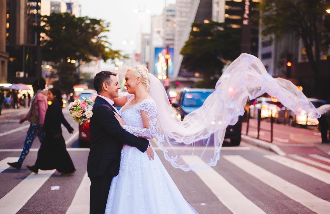 ¡Como recién casados! Conoce a la inusual pareja que viaja por el mundo vestidos de novios