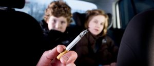 Las consecuencias negativas del cigarro en la salud de los niños