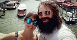 Nace un nuevo oficio: Actor desempleado es el primer "paseador de personas"