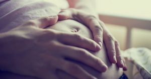 Mujer pensó por 8 meses que tenía un problema estomacal y era un embarazo