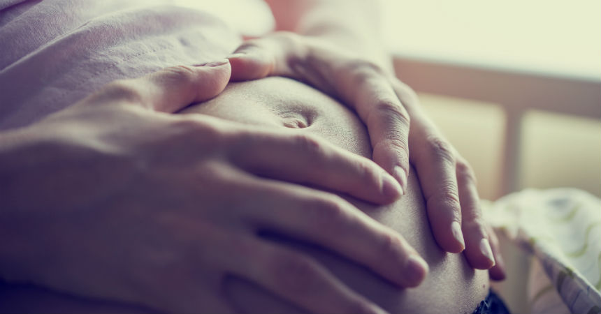 Mujer pensó por 8 meses que tenía un problema estomacal y era un embarazo