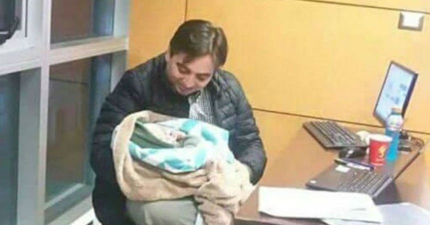 Mira el lindo gesto de un profesor que carga en sus brazos al hijo de una alumna