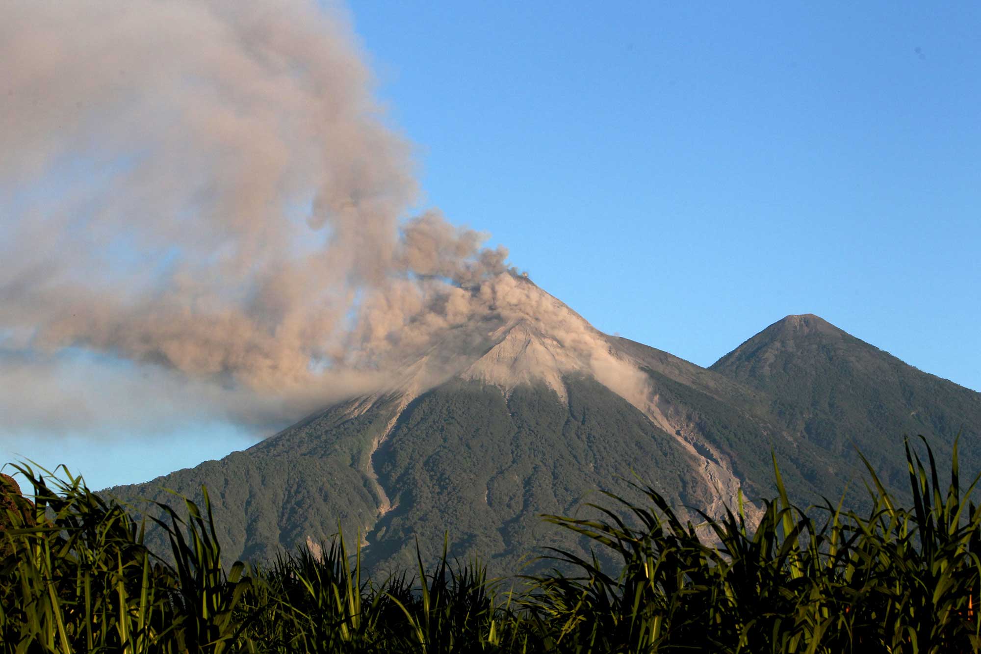 ¡Dramático! Familia graba mientras huye de la erupción de volcán en Guatemala