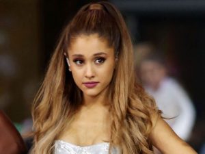 Ariana Grande luce irreconocible en nueva portada de "Vogue"