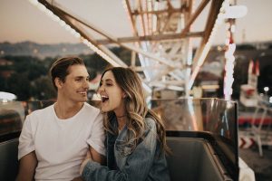 Estudio revela a qué edad maduran hombres y mujeres