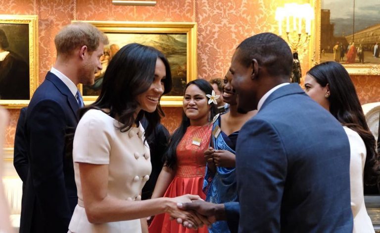 ¡Meghan Markle rompe el protocolo real con un simple gesto!