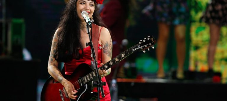 Mon Laferte y Thalía destacan entre los latinos más escuchados