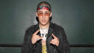 "Estamos bien": Bad Bunny sorprende con nuevo video clip con kilitos de más y con las uñas pintadas