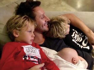 Benjamín Vicuña sorprende con tierno video para celebrar los 6 años de uno de sus hijos