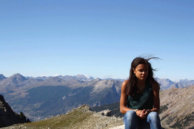 Mujer salió a trotar por la playa, cruzó a Estados Unidos y la llevaron presa por 15 días