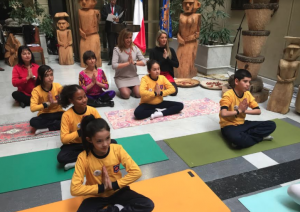 Diputadas celebran el Día internacional del Yoga con escolares