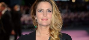 ¡Impresionante! Drew Barrymore muestra cómo se ve antes y después de maquillarse