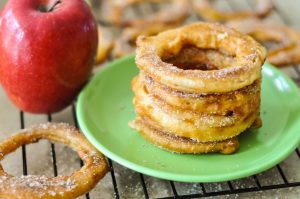 ¡Dulce tentación! Aprende a preparar aros de manzana con canela