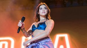 ¿Usó ropa interior? Dua Lipa llama la atención con atrevido corte de su vestido