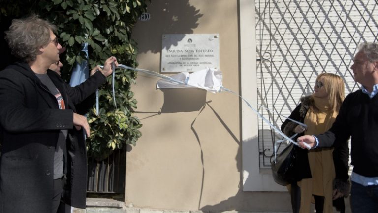 Feo error de escritura cometieron con placa homenaje a Soda Stereo