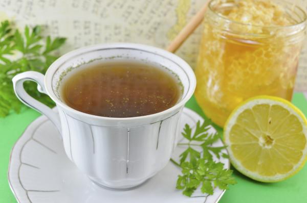 Quema grasas con este efectivo té de apio con miel y limón