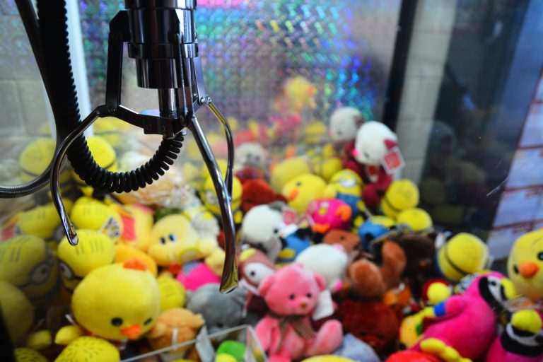Este es el sencillo truco para ganar en las máquinas de peluches