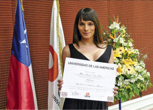 La primera estudiante trans en recibir título universitario con su nombre social