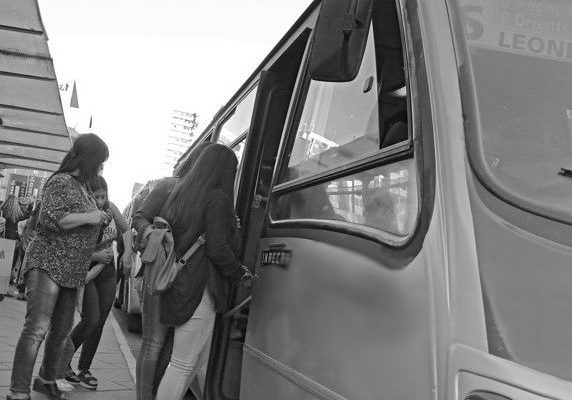 No lo dudó: Pasajera golpeó a acosador en microbús de Concepción